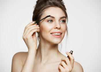 Wie man Augenbrauen richtig formt und pflegt